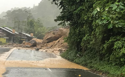 Hujan Deras, Longsor Timbun Sejumlah Titik Jalan di Kampar